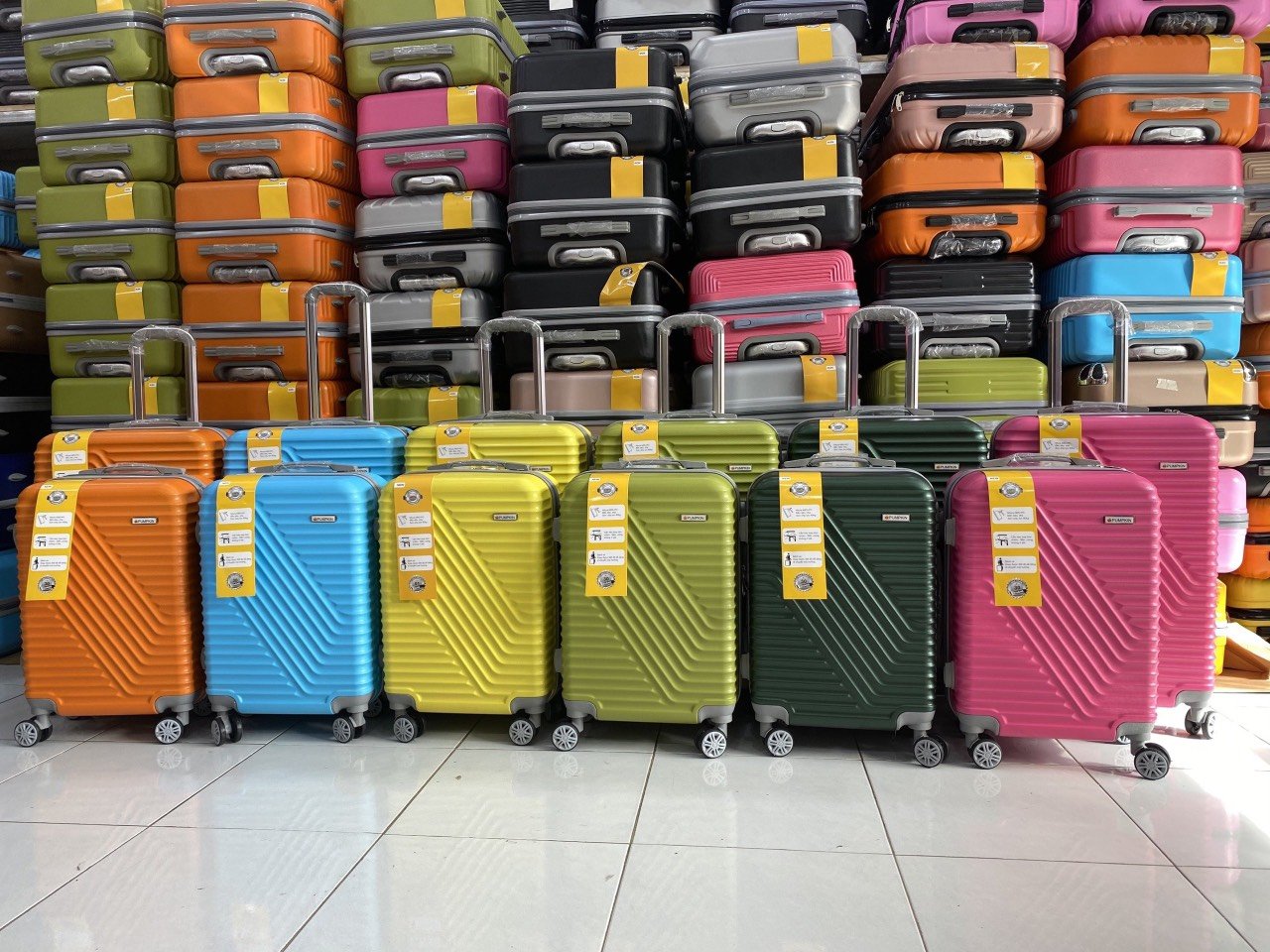 Nên mua vali nhựa cứng hay vali nhựa dẻo để sử dụng tốt hơn