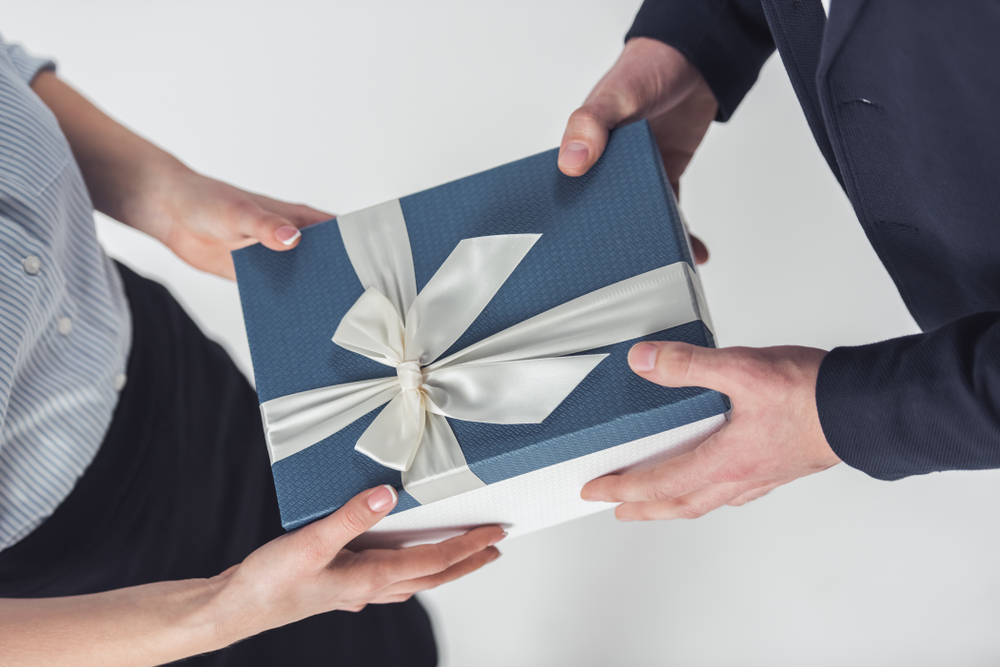 [ Quà tặng cho người giàu ] Tặng quà sinh nhật cho người giàu thì nên tặng gì ?