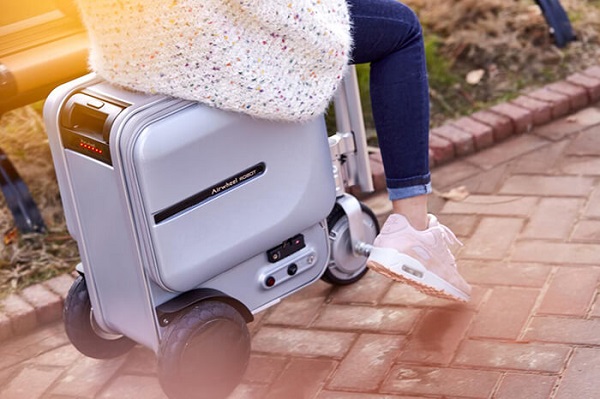 Vali thông minh Airwheel chạy điện, vali ngồi lái cực xịn được sao quốc tế tin dùng