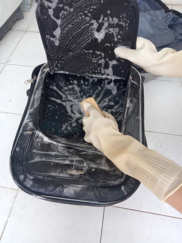 Giặt vali vải bằng tay